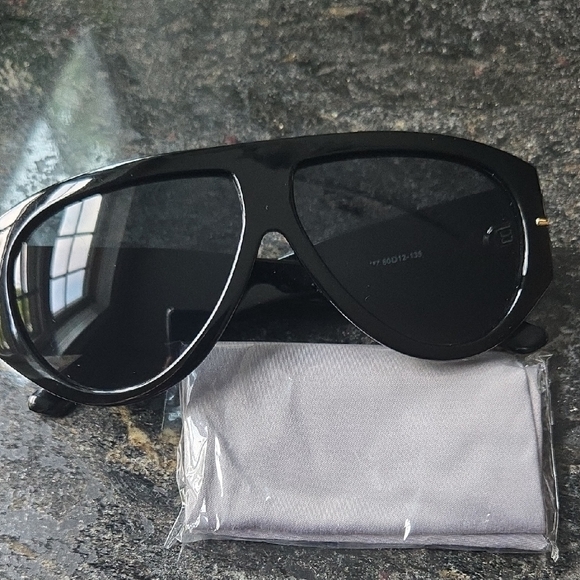 Stylish Black Oversized Retro Aviator Sunglasses with Grey Pouch NEW - Picture 1 of 3